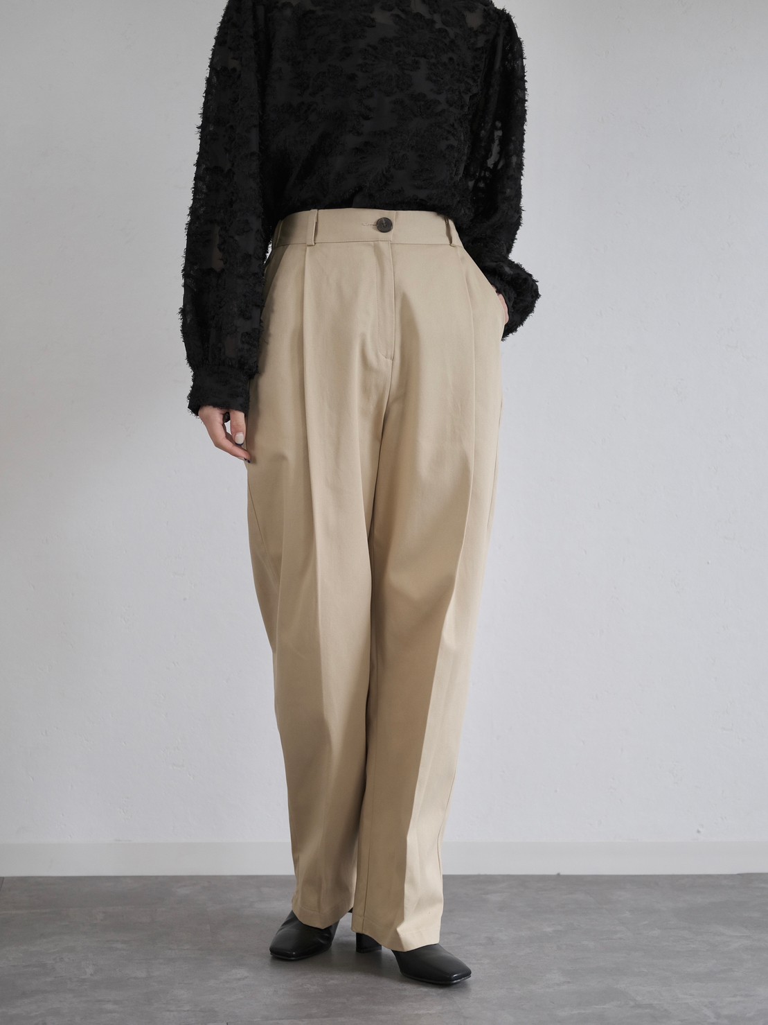 one tuck tapered pants BOTTOMS Reurie'（レウリィ）