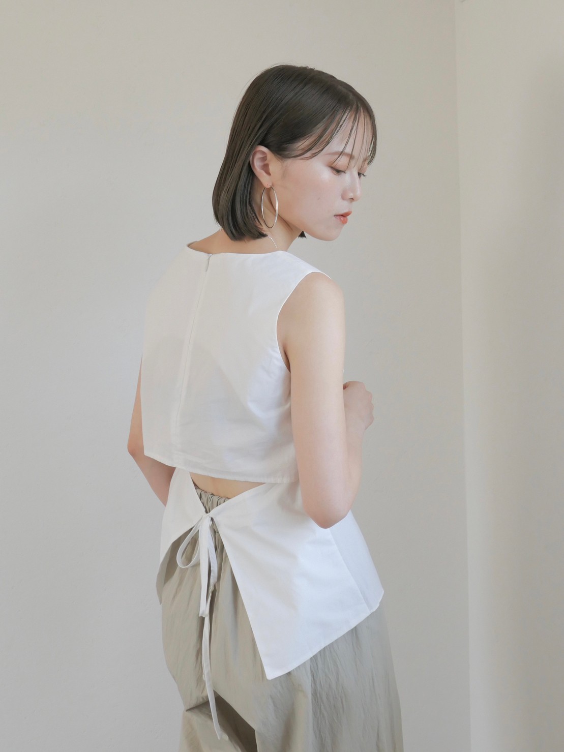 back open no sleeve blouse